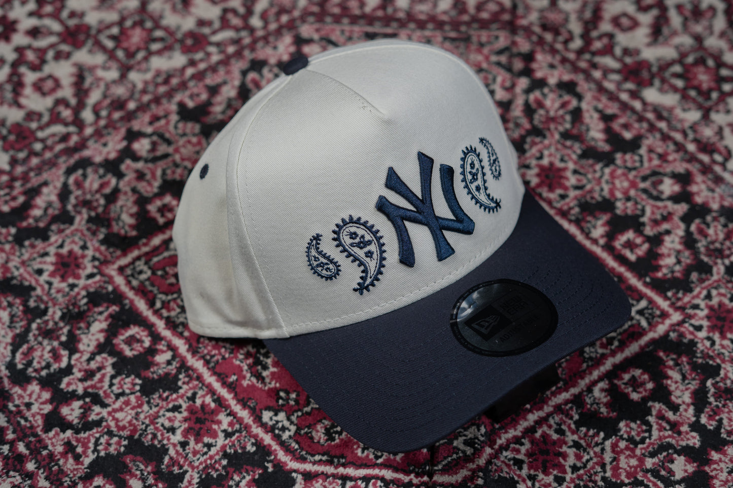 BONÉ NEW ERA 9FORTY NEW YORK YANKEES PAISLEY OFF WHITE