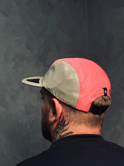 BONÉ FIVE PANEL ANTH CO. CAQUI/ROSA