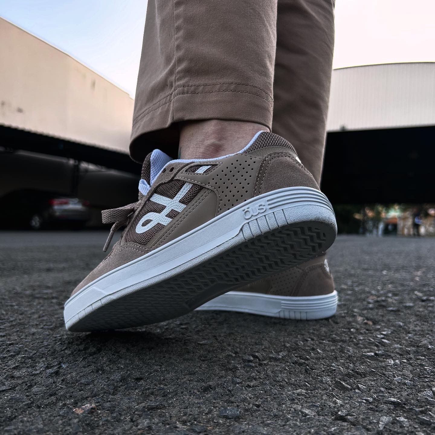 TÊNIS OUS 2K MARROM CLARO BCO ESSENCIAL