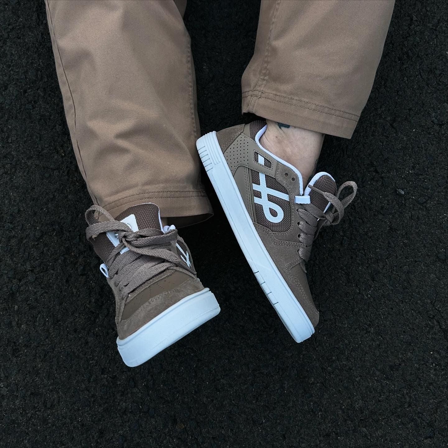 TÊNIS OUS 2K MARROM CLARO BCO ESSENCIAL